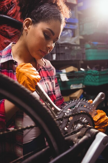 mechanic repairing bicycle_1170 2458